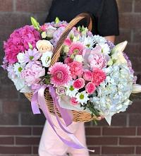 Композиция солнечный день в Большое Алексеевское Цветочная композиция из Розы, Хризантемы, Пионы и Лизиантусы в корзине в Большое Алексеевское